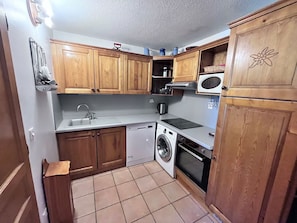 Frigorífico, microondas, horno y placa de cocina