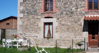 Countryside Retreat: Cozy 1BR Cottage, Farm Visit, Private Garden, Near Saint-Etienne