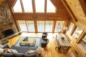 Smart TV, fireplace, DVD player, table tennis