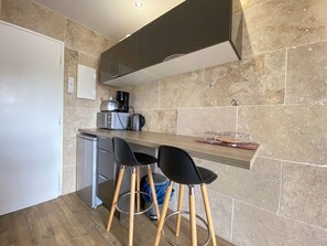 Réfrigérateur, micro-ondes, plaque de cuisson, cafetière/bouilloire