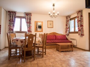 Dining - Spacious apartment for 6, parking, at the slopes (Lanslevillard)