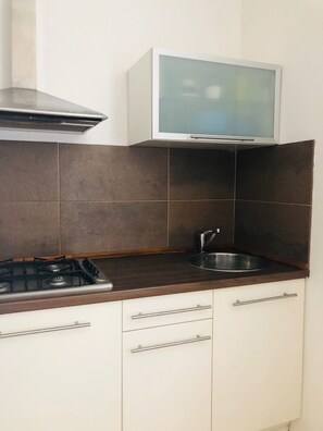Kühlschrank, Mikrowelle, Wasserkocher mit Kaffee-/Teezubehör