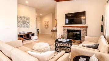 TV connectée, cheminée, baby-foot, table de tennis de table