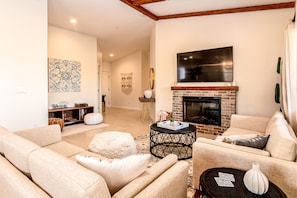 スマートテレビ、暖炉、テーブルサッカー台、卓球台