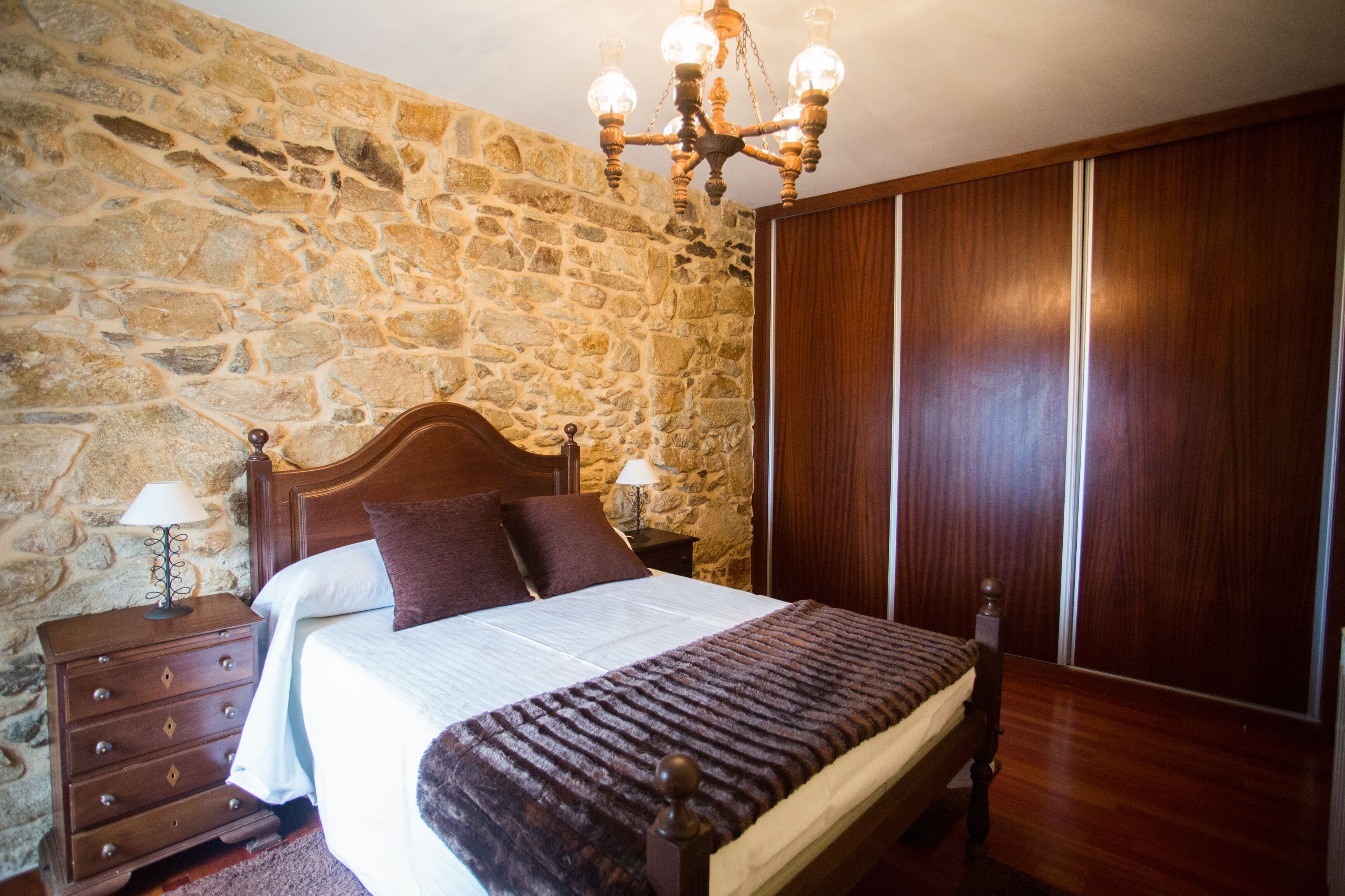 4 dormitorios, tabla de planchar con plancha, wifi y ropa de cama