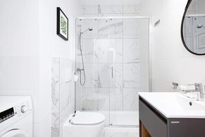 Ducha, secador de pelo y toallas