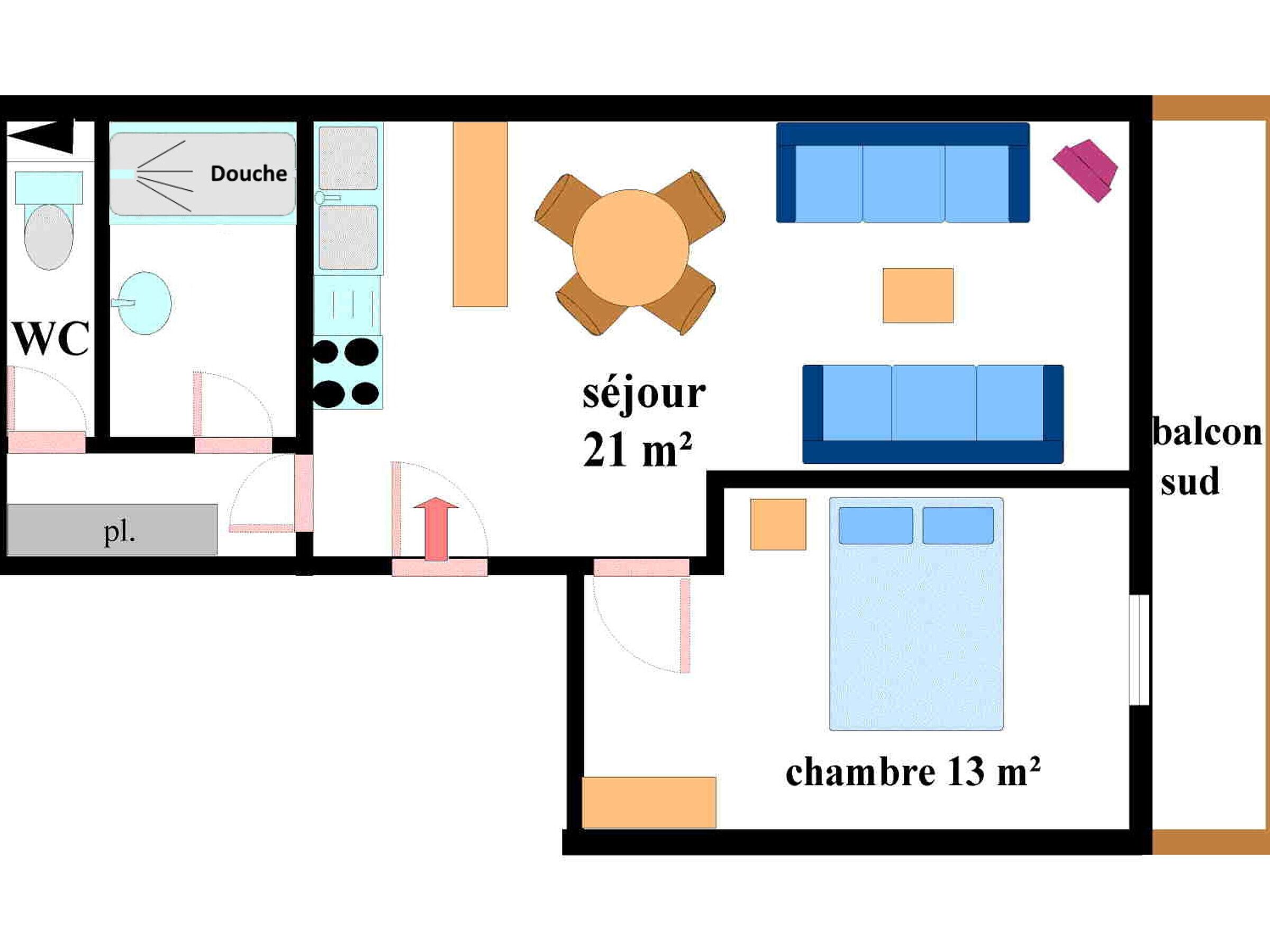 A floor plan of a hotel room with a ensuite bathroom, a living area of 21 m², a bedroom of 13 m², and a balcony.
