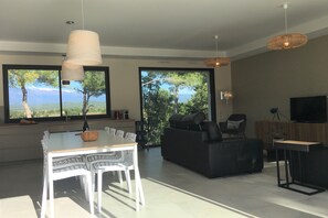 Televisión, futbolito, tenis de mesa y libros