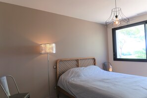 4 sovrum, skrivbord, strykjärn/strykbräda och resesäng