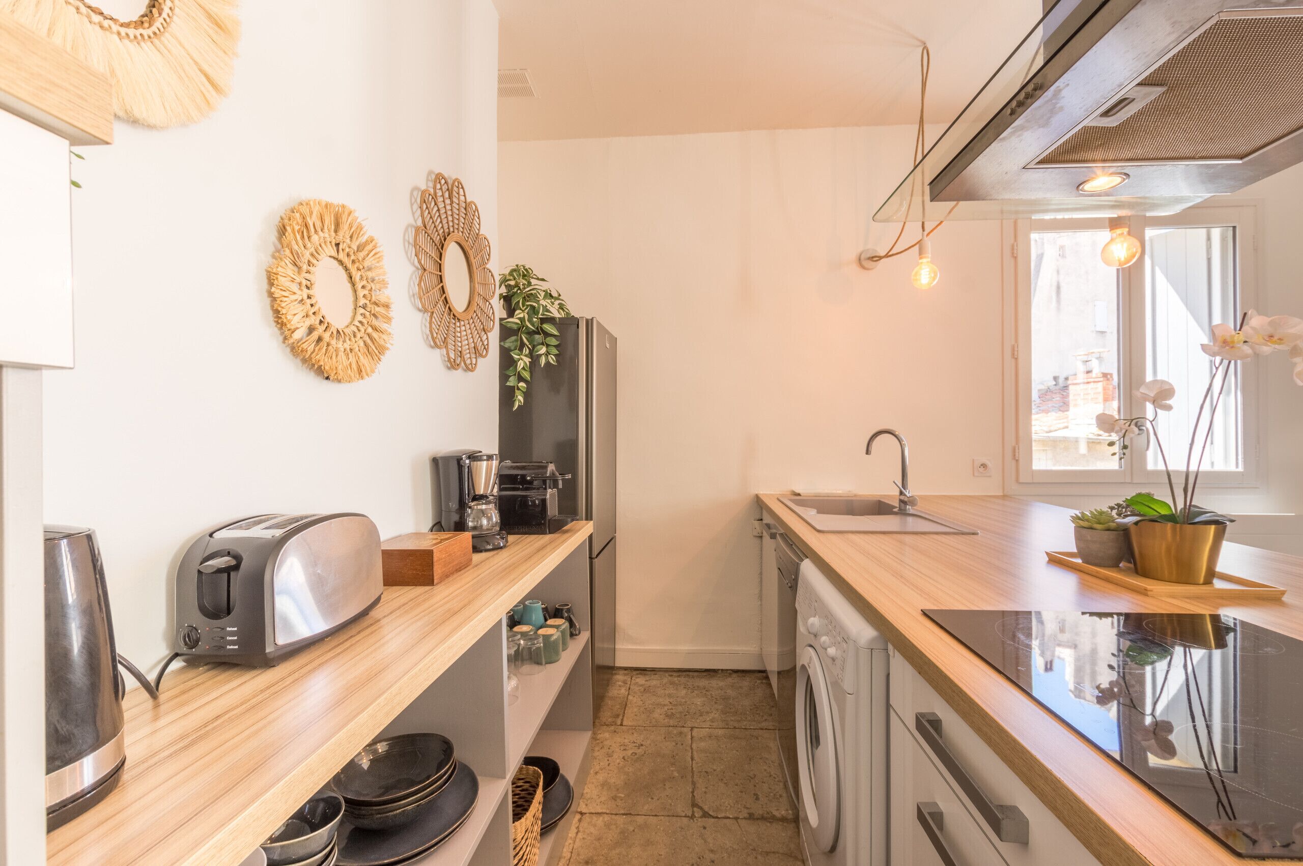 Fridge, oven, coffee/tea maker, electric kettle