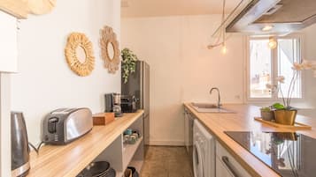 Fridge, oven, coffee/tea maker, electric kettle