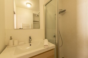 Een douche, een haardroger, handdoeken