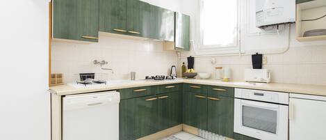 Frigorífico, microondas, horno y lavavajillas