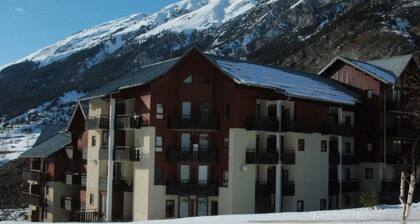 Charming 4-Person Apt in Val Cenis - Near Slopes, Shops, Ski Locker Included