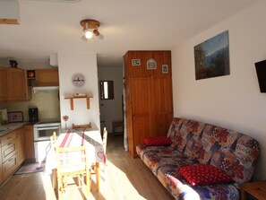 TV - Charming 4-Person Apt in Val Cenis - Near Slopes, Shops, Ski Locker Included (Lanslevillard)