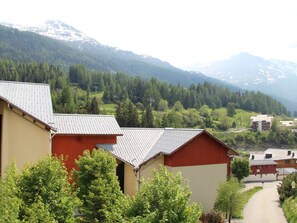 Exterior - Charming 4-Person Apt in Val Cenis - Near Slopes, Shops, Ski Locker Included (Lanslevillard)