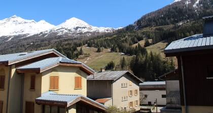 Charming apartment 300m from slopes in Lanslebourg with balcony and garage