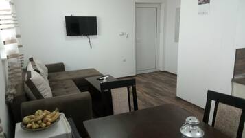 Departamento estándar, junto a la montaña | Área de sala de estar | Televisión de pantalla plana