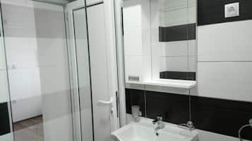 Standard-Apartment, Bergseite | Badezimmer | Dusche, Regendusche, Haartrockner, Handtücher