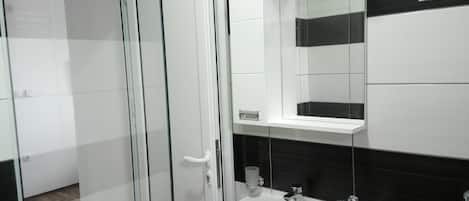 Standard Apartment, Mountainside | Bathroom | Shower, rainfall showerhead, hair dryer, towels