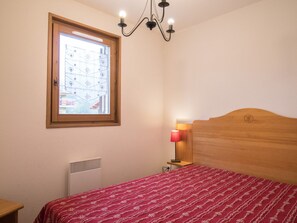 3 bedrooms, free WiFi, bed sheets - Ski-in/Ski-out Duplex for 10 with Balcony and Parking (Lanslevillard)