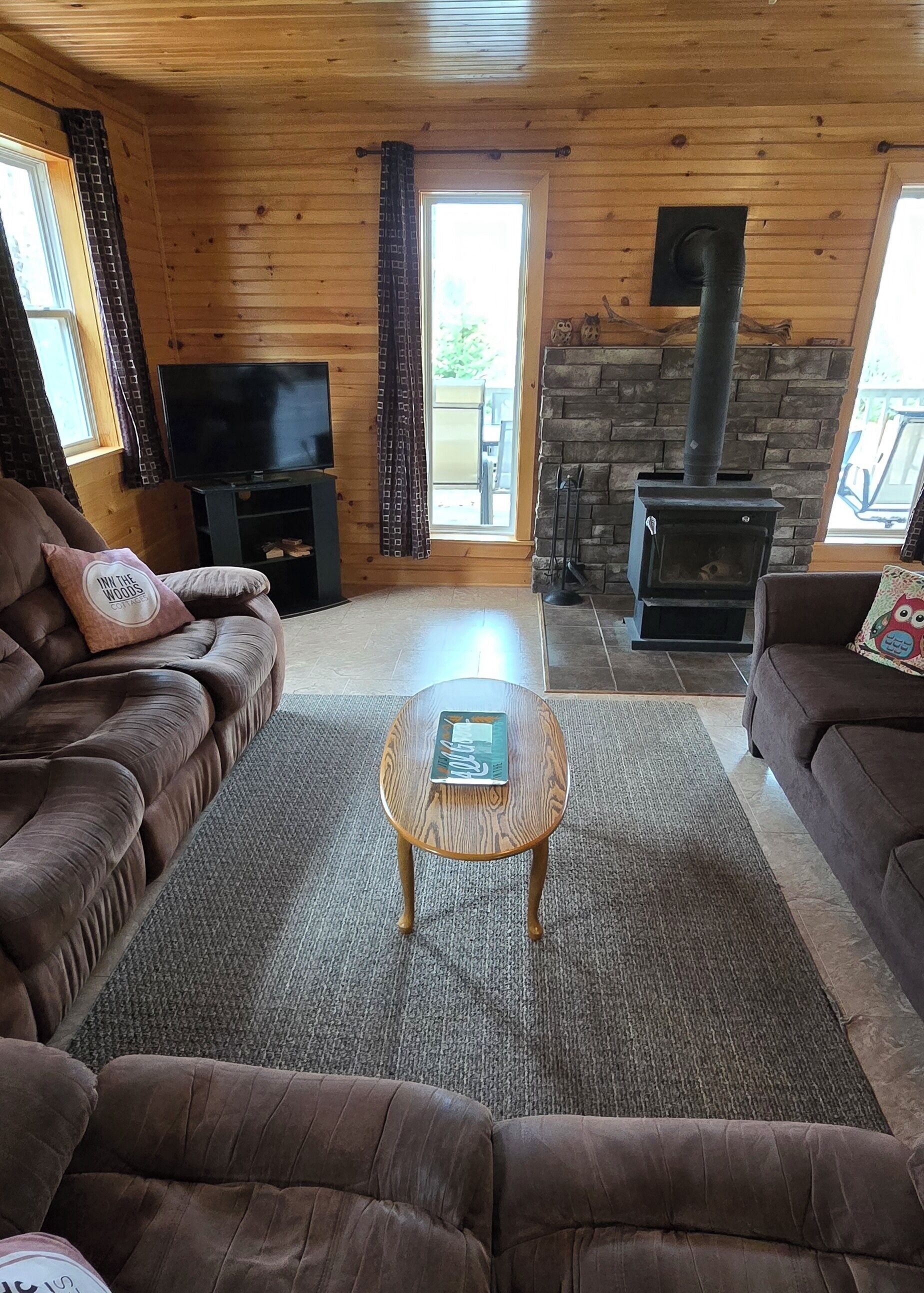 TV connectée, cheminée, jouets