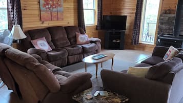 TV connectée, cheminée, jouets