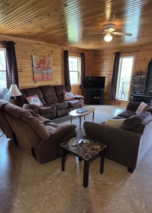 TV connectée, cheminée, jouets