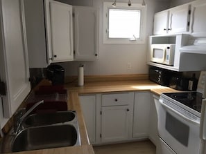 Køleskab, mikrobølgeovn, ovn, kogeplade