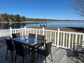 Outdoor dining - Calabogie Lake Waterfront Cottage (Calabogie)