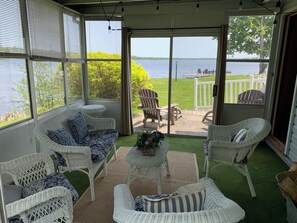 Smart TV, fireplace - Calabogie Lake Waterfront Cottage (Calabogie)