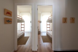 3 chambres, chambres insonorisées, fer et planche à repasser