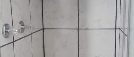 Habitación, 1 cama Queen size | Baño | Tina con regadera y amenidades de baño gratuitas