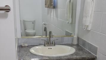 Bañera con ducha, artículos de tocador gratuitos