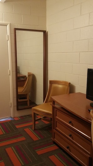 Zimmer, 1 Queen-Bett | 1 Schlafzimmer, kostenloses WLAN, Bettwäsche