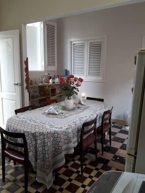 Petit déjeuner complet servi tous les jours en supplément