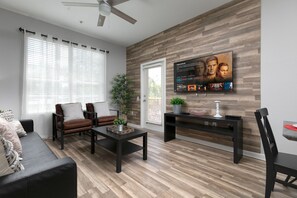 Smart TV, videojuegos, futbolito y tenis de mesa