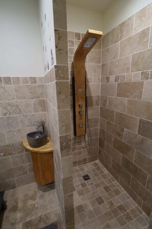 Badewanne, Haartrockner, Handtücher