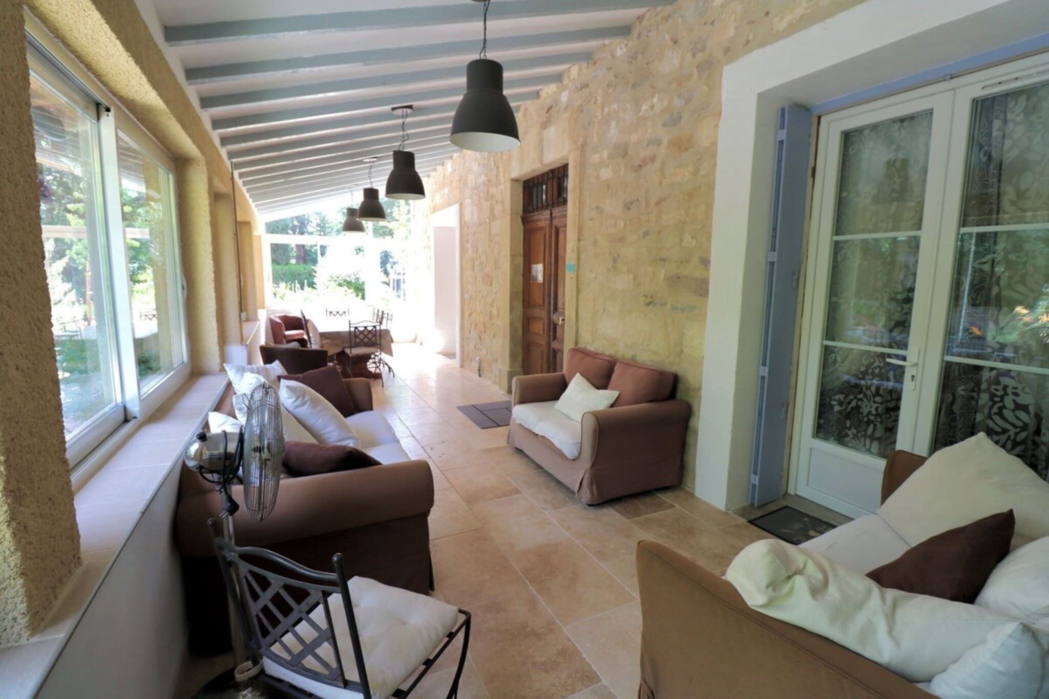 Televisie, een open haard, een dvd-speler en een tafeltennistafel