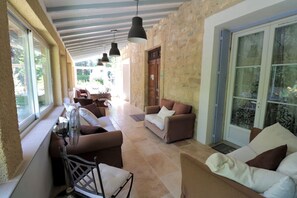 Televisie, een open haard, een dvd-speler en een tafeltennistafel