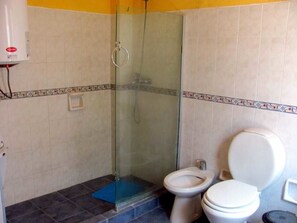 Separate tub and shower, hydromassage showerhead, hair dryer, bidet - Ariana (Punta del Diablo)