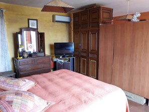 Quarto conforto | Individualmente mobiliados, Wi-Fi de cortesia, roupa de cama