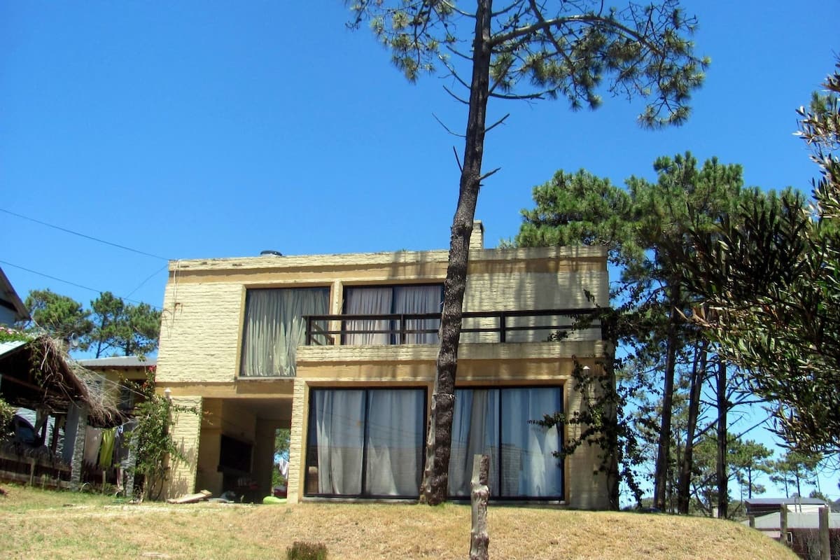 Vista frontal de la propiedad