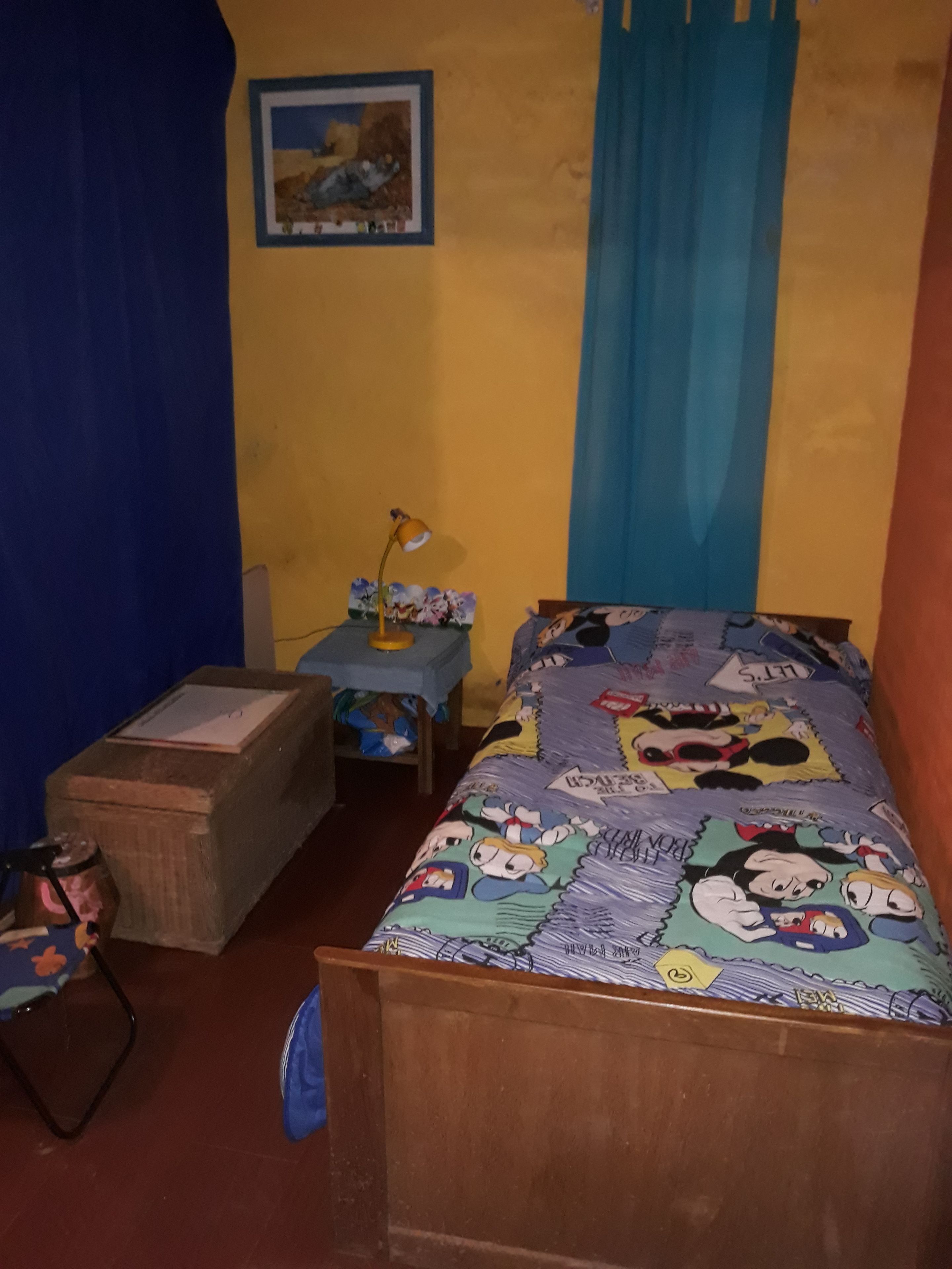 Muebles diferentes, wifi gratis y ropa de cama 
