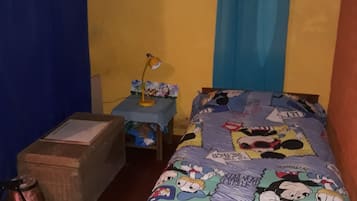 Muebles diferentes, wifi gratis y ropa de cama