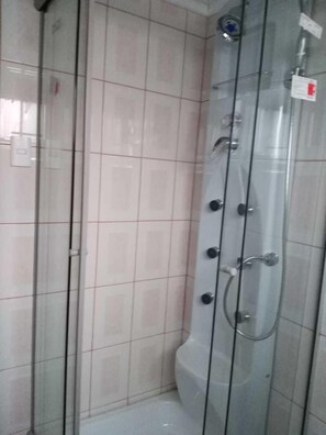 Bathroom shower - Esmeralda House Puerto Natales (Natales)