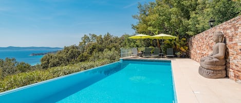 Una piscina al aire libre, una piscina climatizada