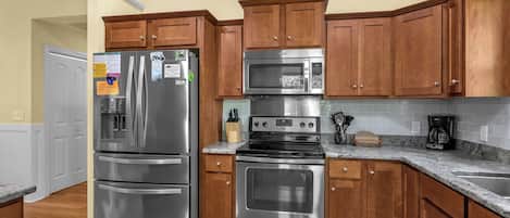 Kühlschrank, Mikrowelle, Ofen, Herdplatte