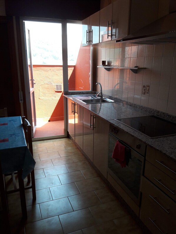 Fridge, microwave, oven, stovetop - Beautiful penthouse with stunning sea views (Muros)