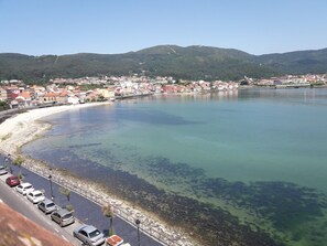 On the beach - Beautiful penthouse with stunning sea views (Muros)